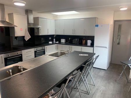 1 bedroom in a house share to rent - Photo 4