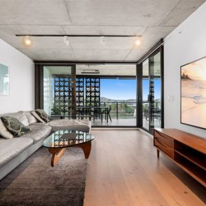 Fully Furnished River Front Two Bedroom Apartment with Two Car Parks - Photo 2