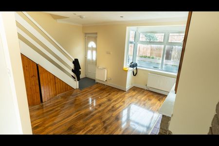 2 Bed Semi-Detached House, Walton Road, E12 - Photo 3