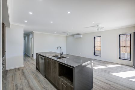 Large Modern Family Home! - Photo 4