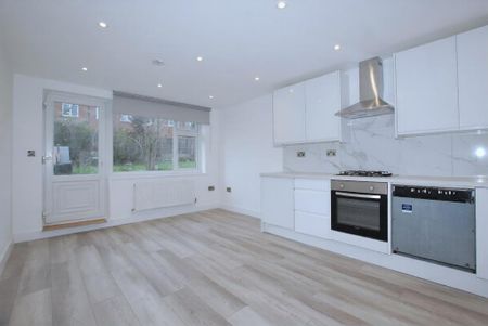 3 bedroom flat to rent - Photo 3