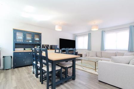 2 bedroom coach house to rent - Photo 2