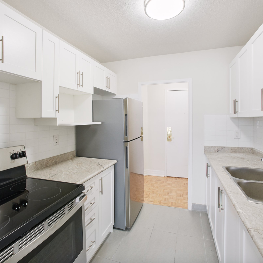 Large, Bright, Renovated 3 BD in PRIME Etobicoke! - Photo 1