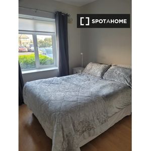 Room for rent in 2-bedroom house in Ballycullen, Dublin - Photo 2