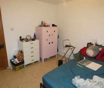 High Street - Photo 2