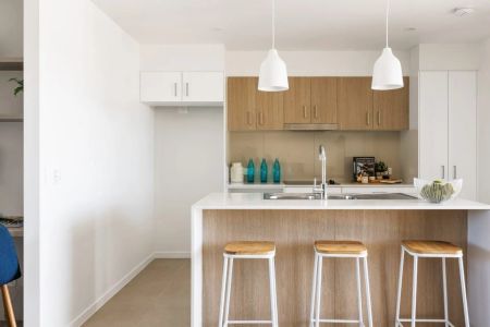 Modern Coastal Living – Spacious Apartment in Prime Location - Photo 3