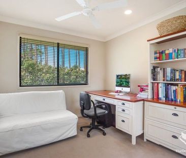 CONVENIENTLY LOCATED TOWNHOUSE IN SOUGHT AFTER ROBINA/VARSITY LAKES - Photo 6