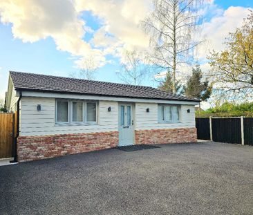 2 bed detached bungalow to rent in Southlands Road, Crays Hill, CM11 - Photo 1