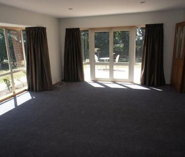 VERY PRIVATE & TIDY – 3 BEDROOM, 2 BATHROOM HOME - Photo 3