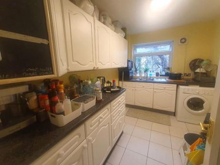 3 bedroom flat to rent - Photo 5
