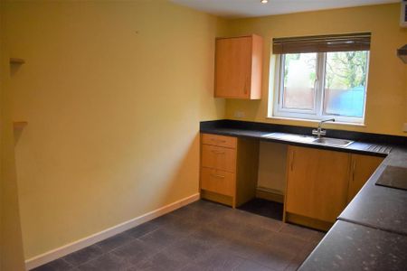 3 bedroom semi-detached house to rent - Photo 2