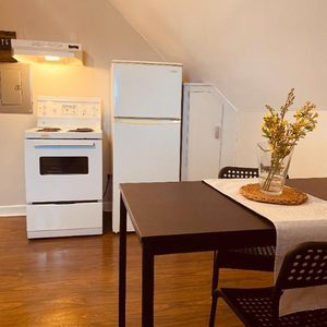 2 1/2 prêt a vivre. Meublé, chauffage +eau chaude + wifi inclus, balcon - Photo 2