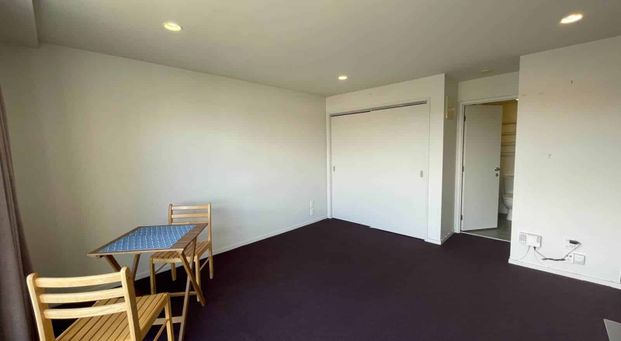 Tidy, conveniently located studio apartment in... - Photo 1