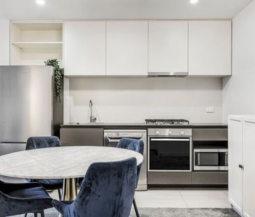 Fully Furnished Modern 2-Bedroom Apartment with Panoramic City Views - Photo 4