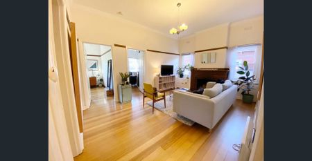 Gorgeous Two Bedroom High Ceiling Art Deco apartment! - Photo 2