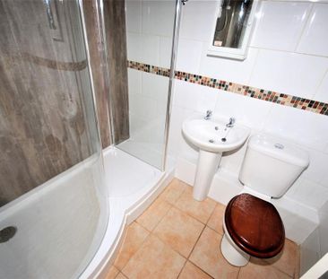 3 bedroom flat to rent - Photo 4