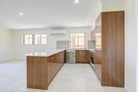 6 Wanaka Street, Bahrs Scrub QLD 4207 - House For Rent | Domain - Photo 2