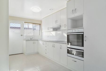 Immaculately renovated unit in perfect city location - Photo 3