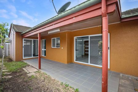 Fully Airconditoned - Split Systems - Remote Roller Door - Park with Playground - Photo 4