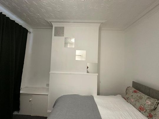 3 bedroom house of multiple occupation to rent - Photo 1