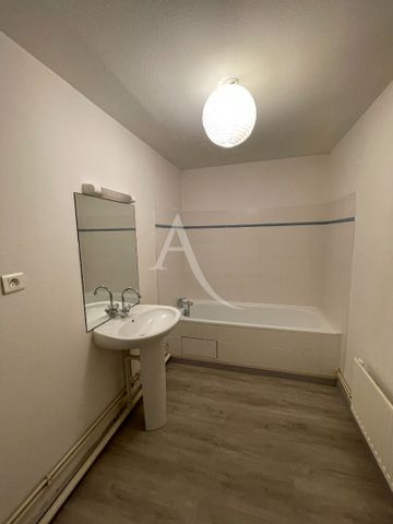 Location Appartement 4 pièces 100m² FONTENAY LE COMTE 85200 - Photo 3