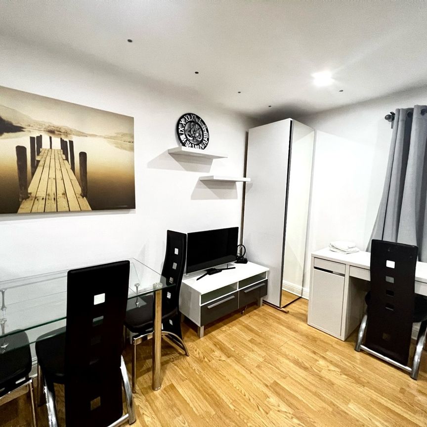 Studio Flat, Bethnal Green Road, E2 - Photo 1