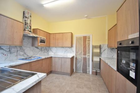 4 bedroom terraced house to rent - Photo 3