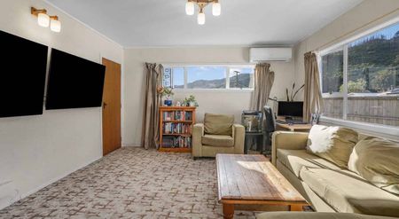 Central Wainuiomata Rental - Photo 3
