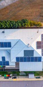 CONTEMPORARY HOME OFFERING ULTIMATE COMFORT AND ENTERTAINING - Photo 4