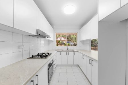 Modern Two-Bedroom Apartment - Photo 2