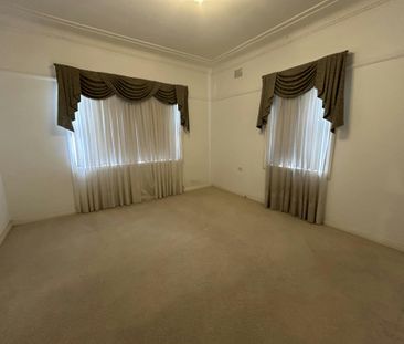 Three Bedroom House in West Tamworth - Photo 6