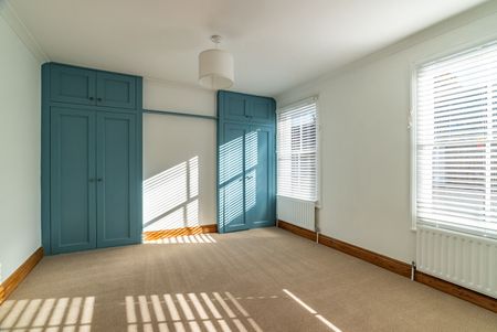Available unfurnished now - Photo 2