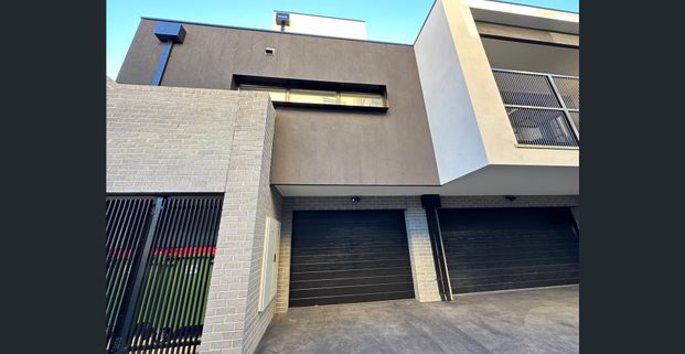 'Stylish Townhouse Living in Pascoe Vale' - For Lease - Photo 1