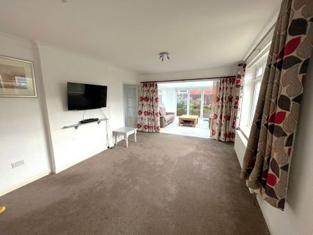 4 bedroom detached house to rent - Photo 2