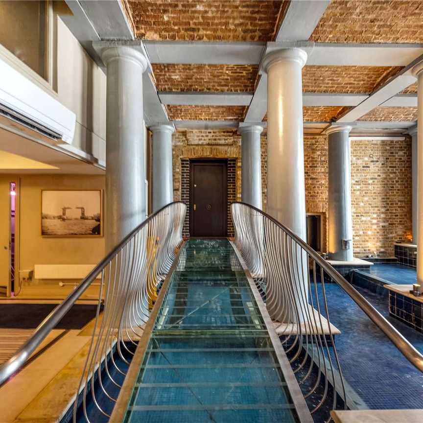 Exceptional riverside apartment in one of London's most iconic warehouse conversions. - Photo 1