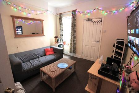 4 bedroom terraced house to rent - Photo 5