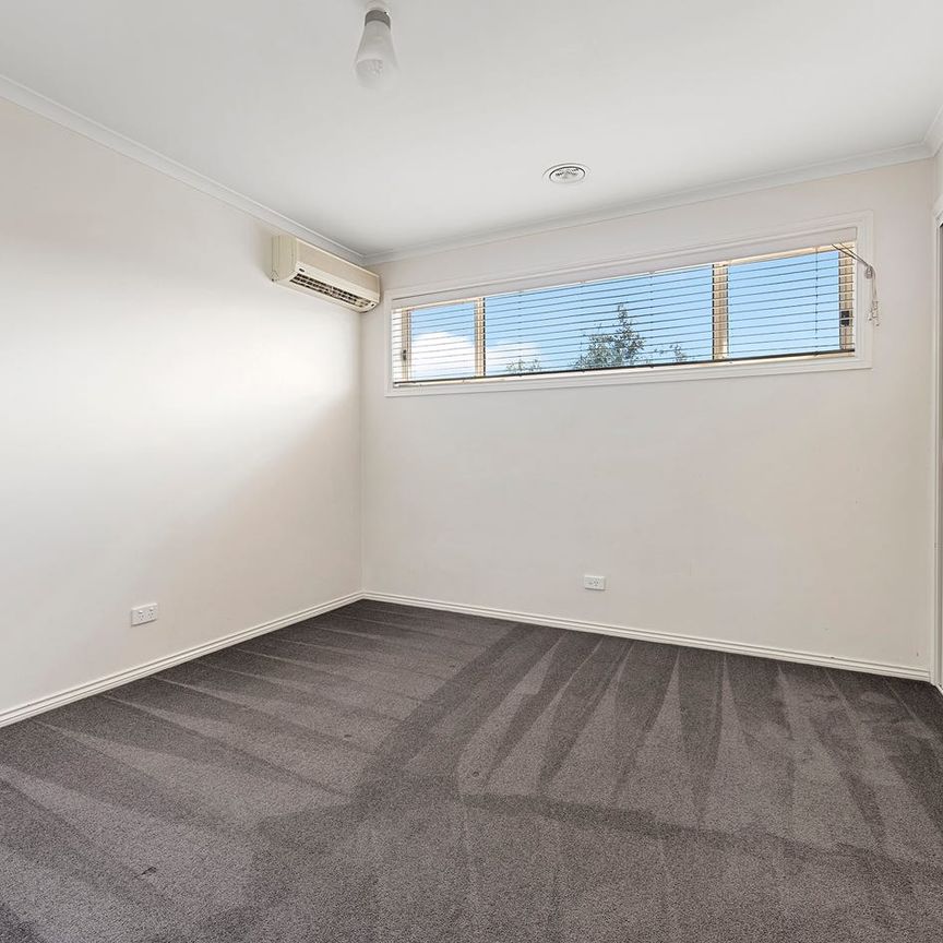 Low Maintenance Townhouse in Maidstone! - Photo 1