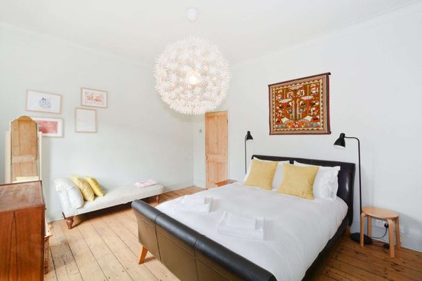 Three bedroom bay fronted family house located on one of London Field's most sought after residential streets. - Photo 1