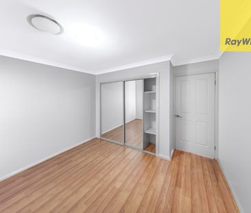 Modern 3 bedroom townhouse. Large, private, sunny courtyard. - Photo 1