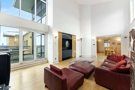 Spacious and bright split level top floor apartment in this riverside development in Greenwich. - Photo 3