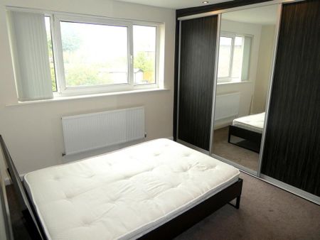 4 bedroom semi-detached house to rent - Photo 2