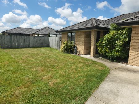 Modern three bedroom family home - Photo 2