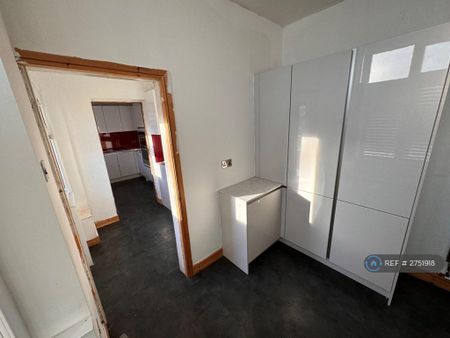 3 bedroom end of terrace house to rent - Photo 4