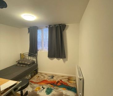 Room in a Shared House, London, E13 - Photo 3