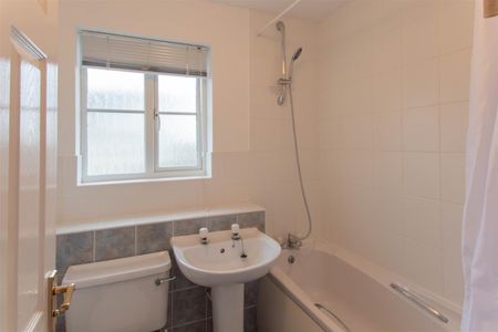 Grenadier Road, Haverhill - Photo 3