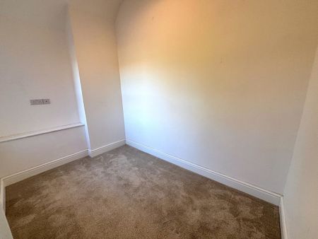 3 bedroom end of terrace to let - Photo 3