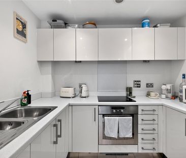 Battersea Park Road, London, SW8 4DA - Photo 5