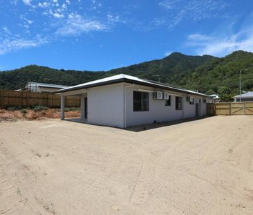 Brand New - Fully A/C and Tiled - Solar - Side Access - New Turf Co... - Photo 4