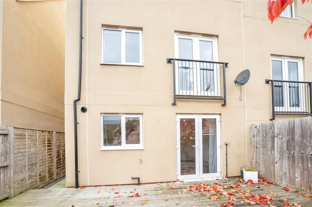 4 bedroom end of terrace house to rent - Photo 1