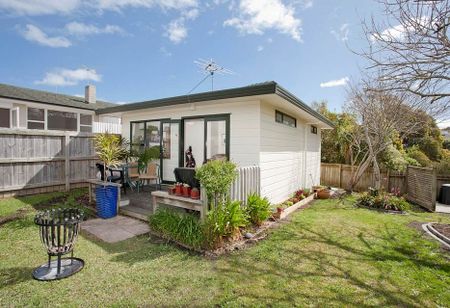 Charming 1-Bedroom Short-Term Rental in Northcote - Photo 2